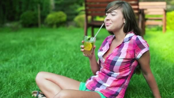 女人喝酒喝新鲜的柠檬汁 — 图库视频影像