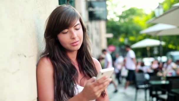 Mujer escribiendo SMS en el teléfono inteligente — Vídeos de Stock