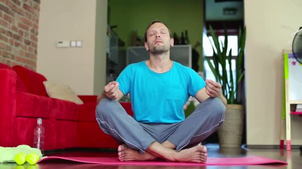 Mand gør yoga motion – Stock-video