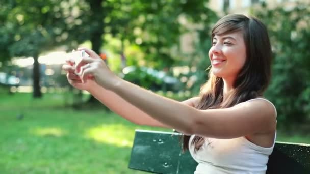 Молодая женщина фотографирует — стоковое видео