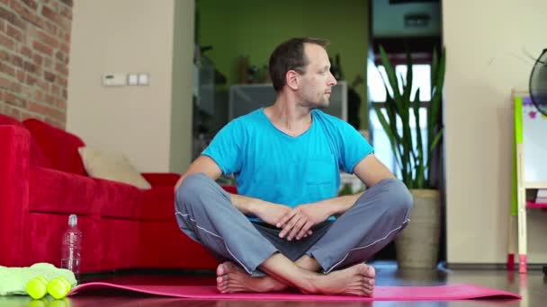 Young man exercising — Stock Video