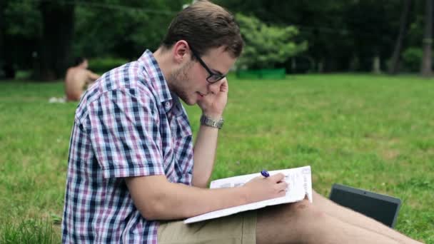 Student with notepad talking on cellphone — Stock Video