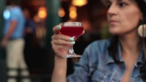 Красивая женщина пьет коктейль — стоковое видео