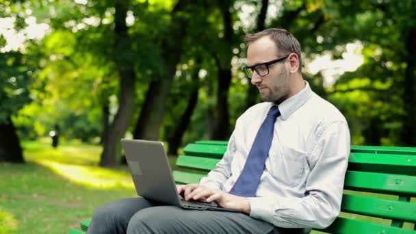 Zakenman werkt aan laptop — Stockvideo