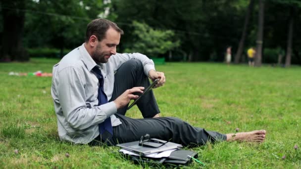 Uomo d'affari con computer tablet — Video Stock