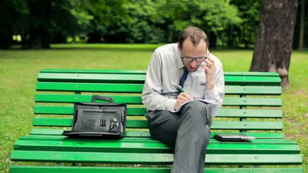 Biznesmen krzyczy na telefon — Wideo stockowe