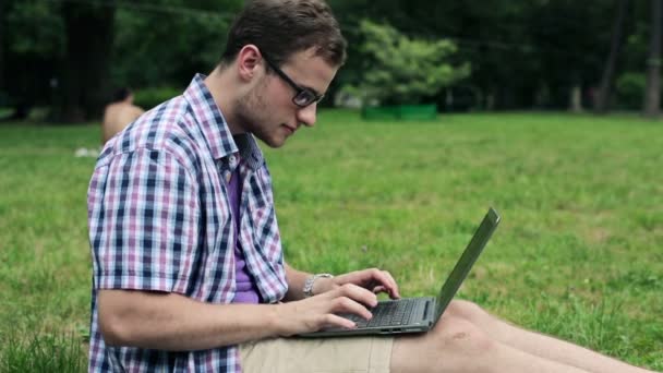 Giovane studente di sesso maschile che lavora su laptop — Video Stock