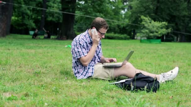 Young man using his laptop — Stock Video