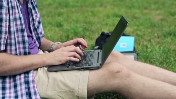 Estudiante masculino escribiendo en el portátil — Vídeo de stock