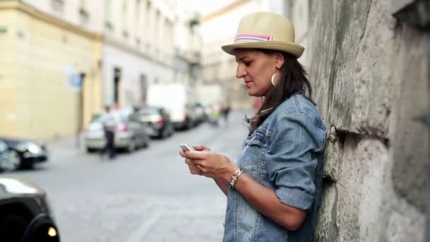 Žena pomocí smartphonu ve městě — Stock video