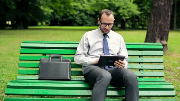 Businessman with tablet computer — Stock Video