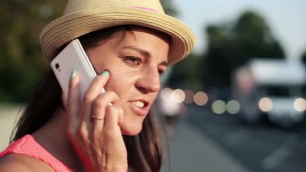 Frau telefoniert mit Handy — Stockvideo