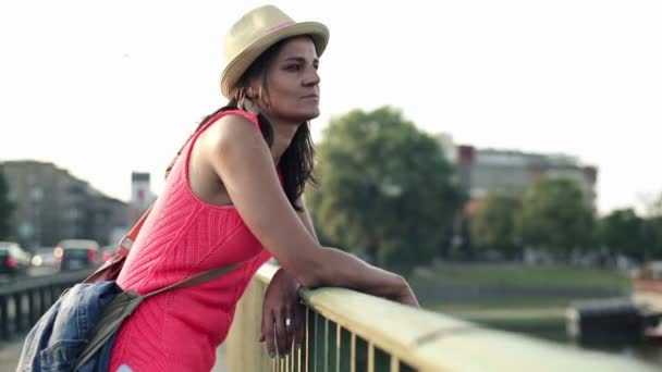 Ładna kobieta stojąc na moście — Wideo stockowe