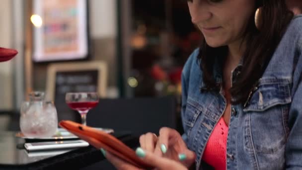 Femme avec ordinateur tablette — Video