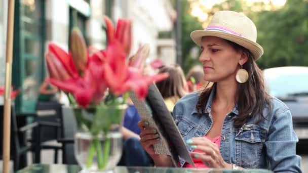 Woman reading menu — Stock Video