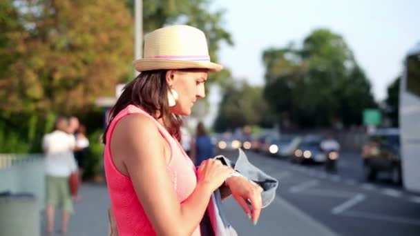Женщина в ожидании автобуса — стоковое видео