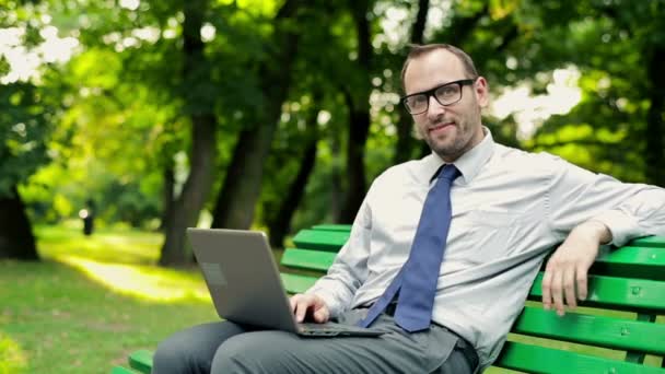 Happy businessman with laptop — Stock Video