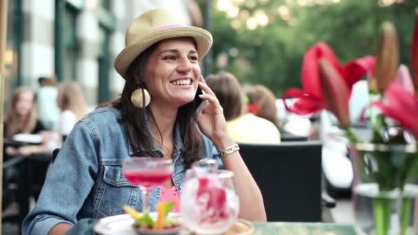 Mujer hablando por celular y bebiendo cóctel — Vídeos de Stock