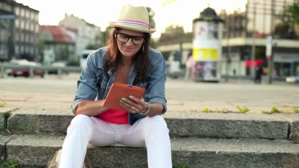 Woman with tablet computer — Stock Video