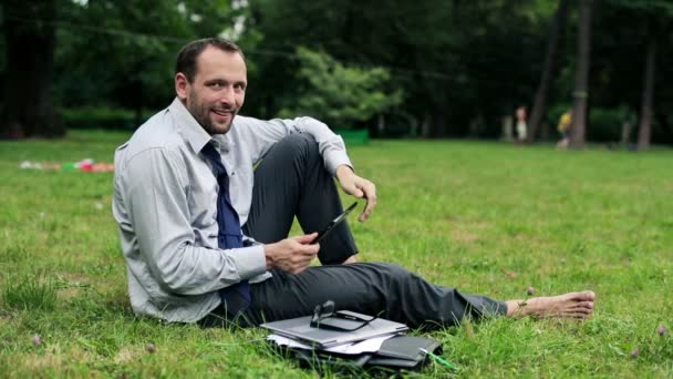 Hombre de negocios feliz con Tablet PC — Vídeos de Stock