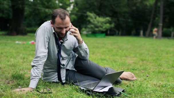 Homme d'affaires parlant sur téléphone portable — Video