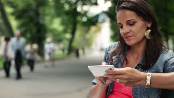 Frau mit Smartphone — Stockvideo