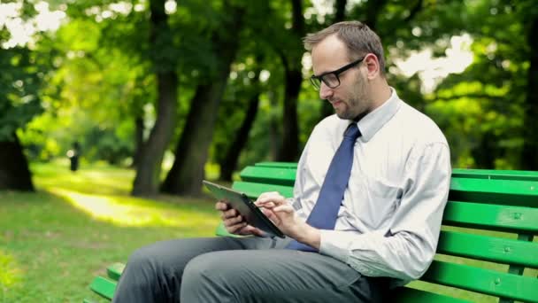 Businessman with tablet computer — Stock Video