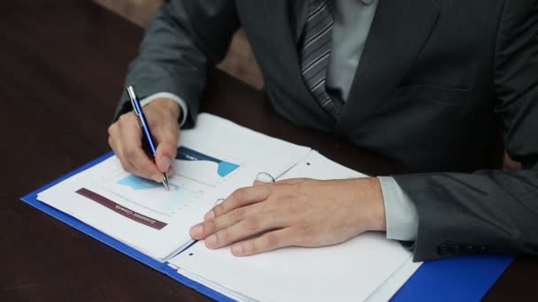 Empresário mãos escrever notas em documentos — Vídeo de Stock