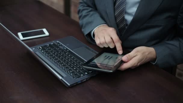 Empresario trabajando con laptop y tablet — Vídeos de Stock