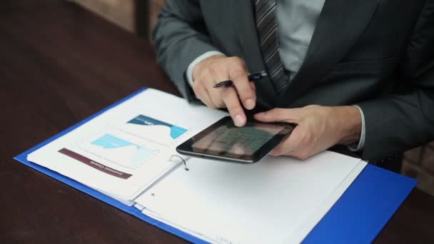 Homme d'affaires avec tablette et documents — Video