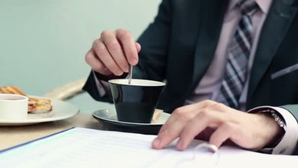 Empresario leyendo documentos y tomando café — Vídeos de Stock