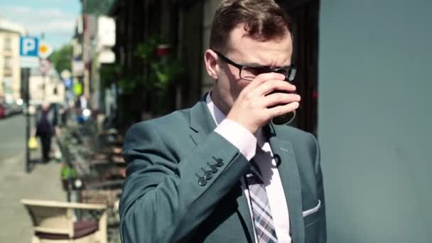 Zakenman die koffie drinkt — Stockvideo