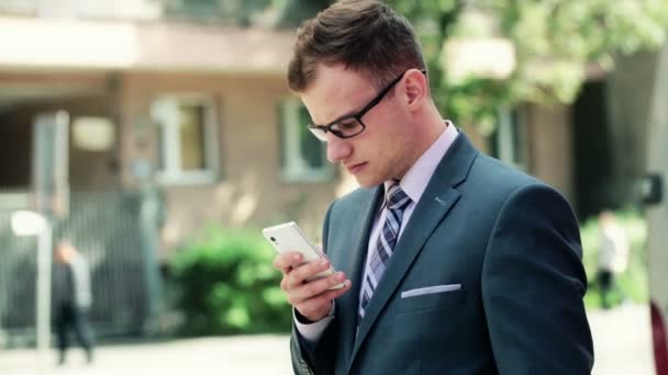 スマートフォンを持つビジネスマン — ストック動画