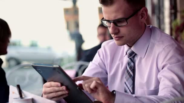 Businessman working on tablet computer — Stock Video