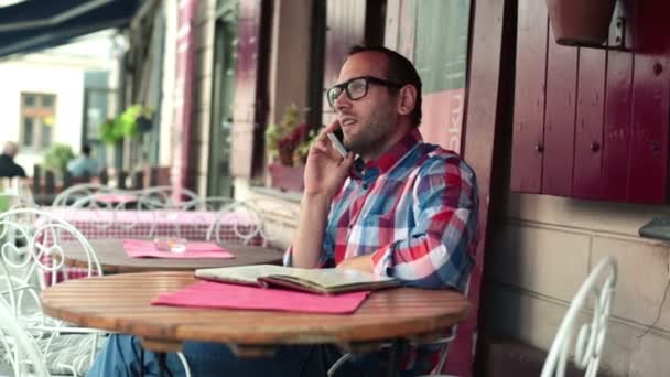 Hombre hablando por celular — Vídeos de Stock