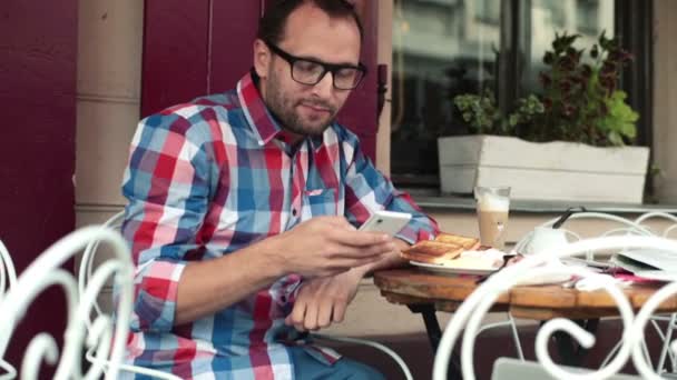 Homem feliz com Smartphone — Vídeo de Stock