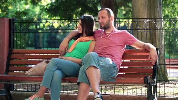 Couple heureux relaxant sur banc — Video