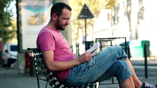 Homme lecture livre dans la ville — Video