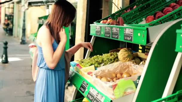 Mujer mirando comida en el mercado — Vídeo de stock