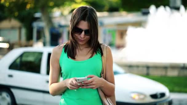 Mujer joven usando smartphone — Vídeo de stock