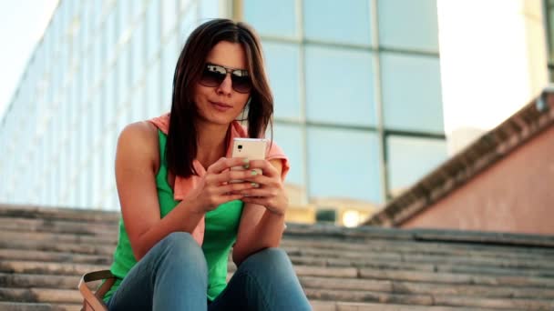 Vrouw verzenden van sms, SMS op smartphone — Stockvideo