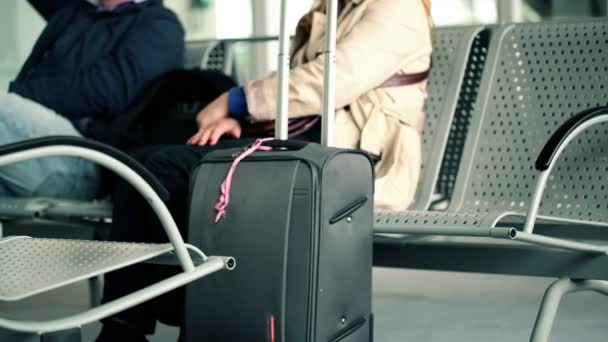 Пассажиры в зале ожидания аэропорта — стоковое видео