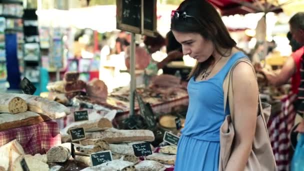 Frau schaut sich Essen an — Stockvideo