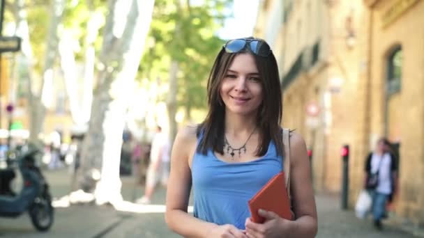 Nő sétál a városban — Stock videók