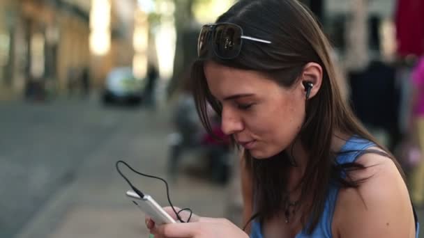 Woman listening music on smartphone — Stock Video