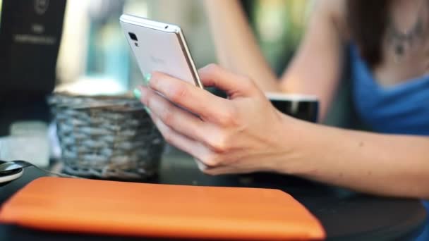 Vrouw handen verzenden sms op smartphone — Stockvideo