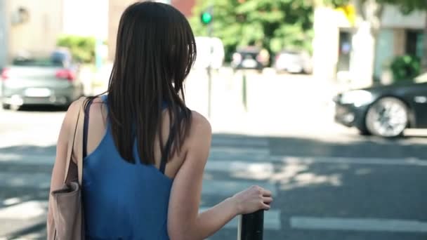 Mujer cruzando la calle en la ciudad — Vídeos de Stock