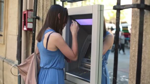 Mujer tomando efectivo de cajero automático — Vídeos de Stock