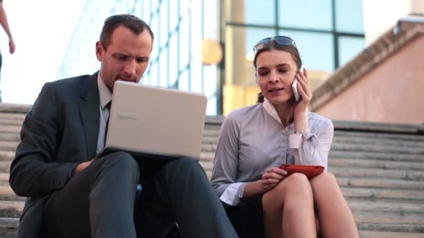 Gente de negocios que trabaja con laptop y smartphone — Vídeo de stock