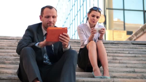 Les hommes d'affaires travaillant avec smartphone et tablette — Video